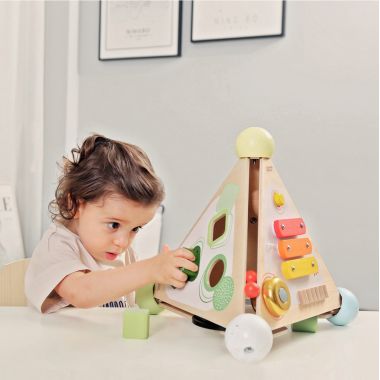 Pyramide d'activités sensorielles en bois