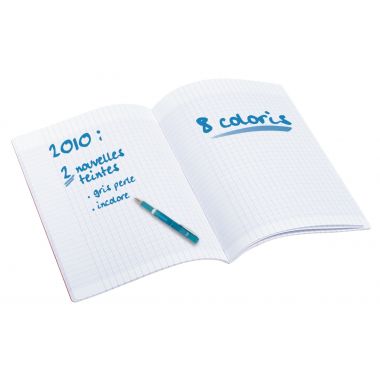 Piqûre 48 pages MAJUSCULE, format 24x32 cm, papier blanc 90g, seyès, couverture PP incolore